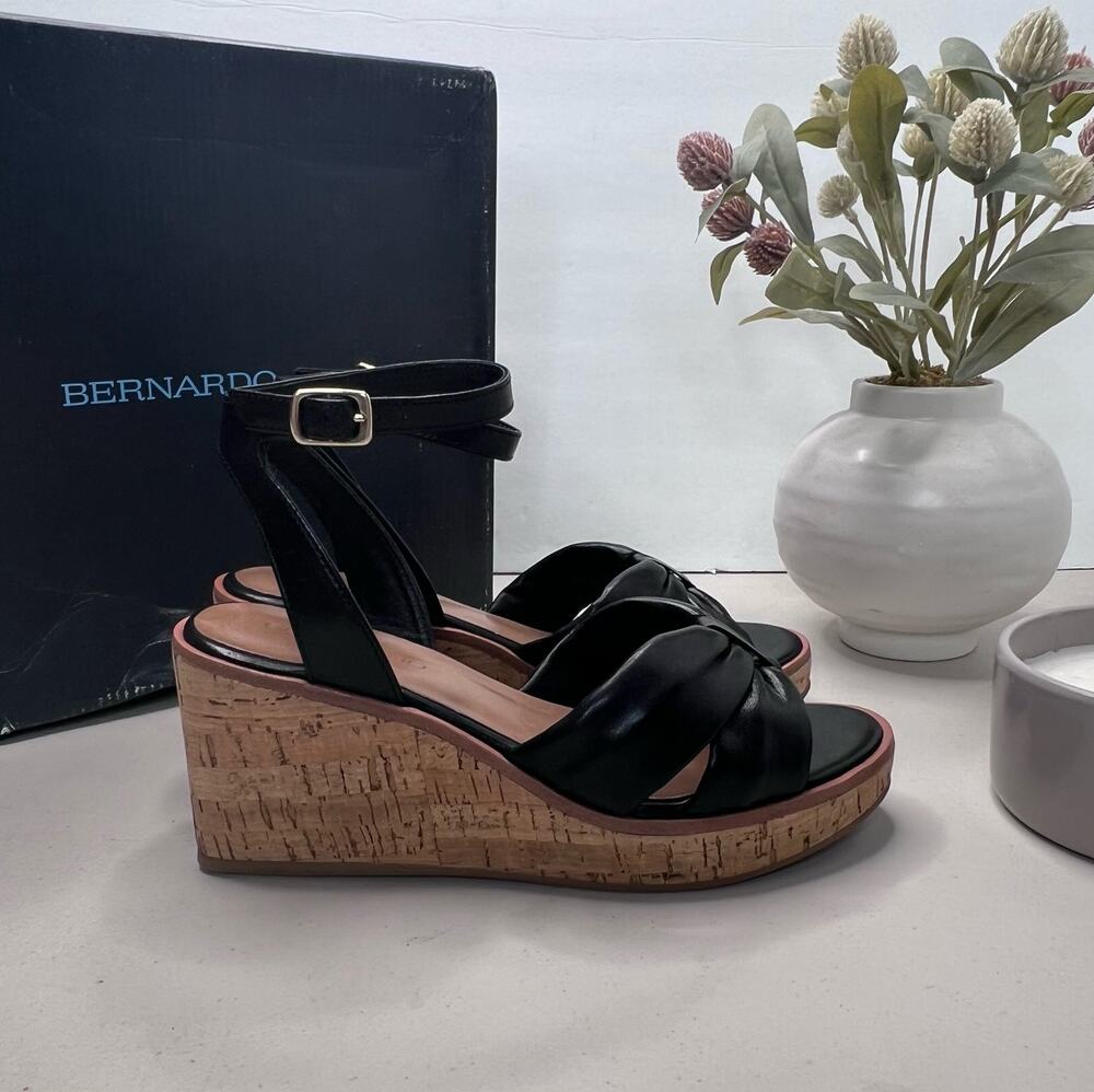 Bernardo Kearny Wedge Puffy Leather Wedge Sandal Black Women's 6M Tried On
